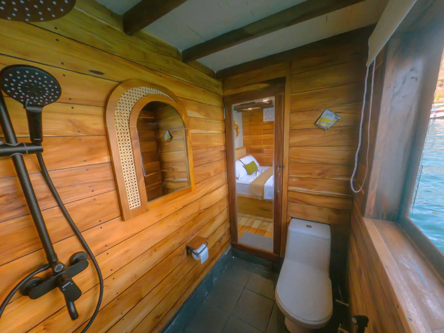 Deluxe Cabin-Bathroom b